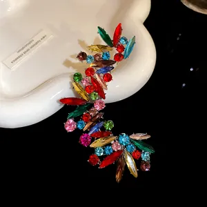 Earcuff irregolare di lusso con vivaci strass a taglio marquise multicolore brillante.