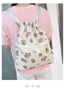 Vista posteriore di uno zaino a coulisse beige con stampe di simpatici capibara