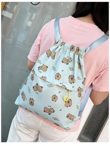 Vista posteriore di uno zaino a coulisse azzurro con graziose stampe a cartoni animati di Capybara