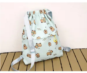Vista dettagliata della simpatica stampa Capybara su uno zaino con coulisse verde menta
