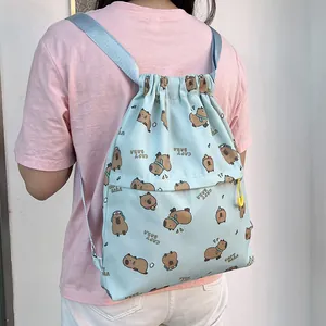 Simpatico zaino celeste con coulisse e un affascinante motivo a cartone di capibara