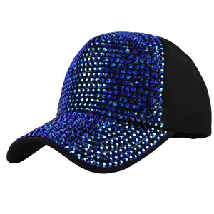 Detailopname van de glinsterende blauwe steentjes op de zwarte baseballpet accessoire