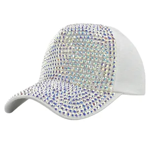Detailweergave van een witte honkbalpet versierd met sprankelende iriserende strass.