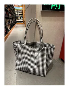 Fashionable large capacity black and white gingham checkered tote bag for commuting