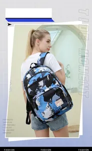 Junge Frau mit blauem Camouflage-Rucksack für Studenten in einer Lifestyle-Umgebung