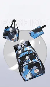 Detailansicht des 3-teiligen Camo-Sets: Rucksack, Handtasche und Beutel auf grauem Grund.