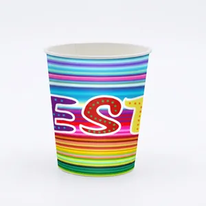 Detailansicht eines mexikanischen Fiesta-Party-Papierbechers mit bunten Streifen