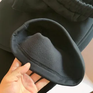 Gros plan sur un pantalon de survêtement noir avec doublure polaire douce.