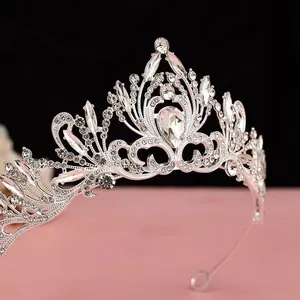 Vue détaillée d'un élégant diadème de mariée en argent avec des strass en cristal étincelants