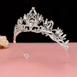 Vue détaillée d'un élégant diadème de mariée en argent avec des strass étincelants