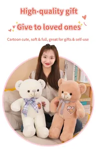 Détail de peluches ours en peluche doux avec nœuds papillon écossais tenues par un mannequin