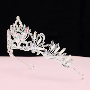 Vue détaillée de côté d'un élégant diadème de mariée en argent avec cristaux scintillants