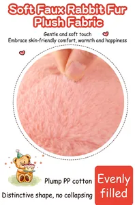 Gros plan montrant le tissu en fausse fourrure de lapin rose et le rembourrage en coton PP.
