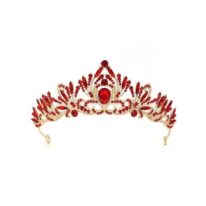 Gros plan d'une couronne de mariée élégante en métal doré avec des strass rouges