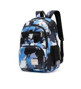 Detaillierte Seitenansicht des großvolumigen Camouflage-Studentenrucksacks