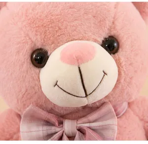 Détail en gros plan d'un ours en peluche rose doux montrant un visage adorable