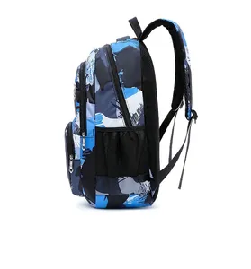 Detaillierte Seitenansicht eines großen blauen Camouflage-Rucksacks für Studenten