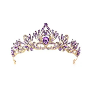 Diadème de mariée doré élégant avec cristaux violets étincelants pour coiffure de mariage.