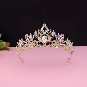 Élégante tiare de mariée vintage avec strass scintillants sur monture dorée.