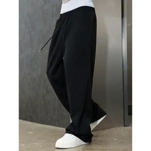 Vue détaillée de ce pantalon de jogging noir ample pour homme avec cordon de serrage