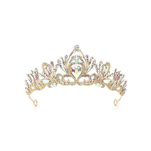 Détail d'un diadème de mariée vintage avec cristaux multicolores sur base dorée