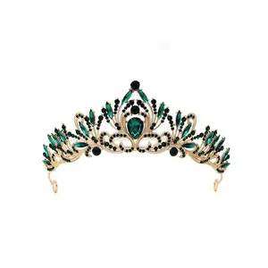 Détail d'un diadème de mariée doré vintage avec cristaux vert émeraude et noirs