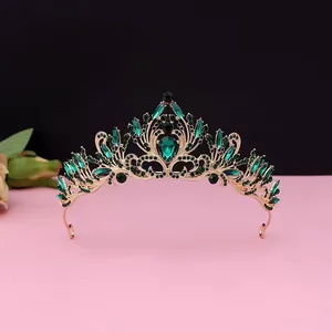Tiara de mariée élégante avec cristaux verts et détails dorés vintage pour les mariages.