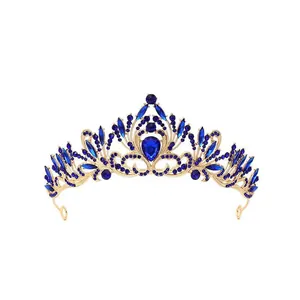 Vue de face d'un élégant diadème de mariée en or orné de strass bleus de taille marquise