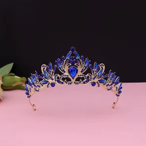 Détail du diadème de mariée vintage en or avec d'élégants cristaux bleu roi incrustés.