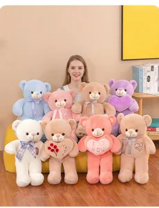Photo de groupe détaillée d'ours en peluche doux de diverses couleurs avec des coussins cœur
