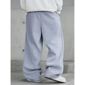 Vue arrière détaillée d'un pantalon de jogging gris ample avec coupe large et texture.