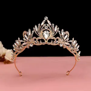 Gros plan d'un élégant diadème de mariée en or rose avec des strass en cristal brillants.
