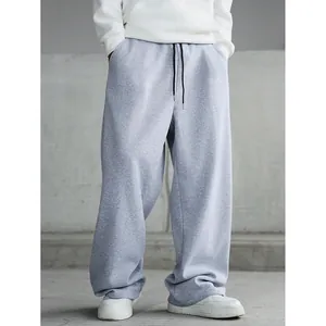 Détail d'un jogging gris ample pour homme avec une coupe confortable et un cordon serrage