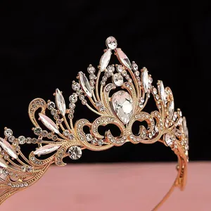 Vue macro détaillée d'une couronne de mariée en or rose avec strass étincelants