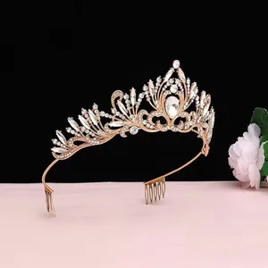Tiara de mariée vintage or rose avec détails complexes en cristal et de strass.