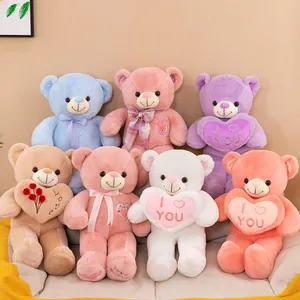Collection de peluches oursons colorés avec cœurs brodés et nœuds à carreaux.