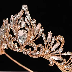 Gros plan d'une couronne de mariée dorée avec des détails en cristal étincelants