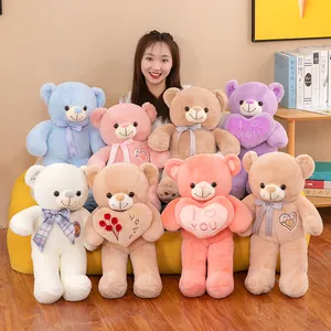 Ensemble d'ours en peluche colorés avec nœuds et cœurs dans un décor chaleureux