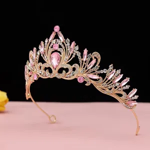 Vue détaillée d'un diadème complexe en or rose avec des cristaux roses étincelants et des strass