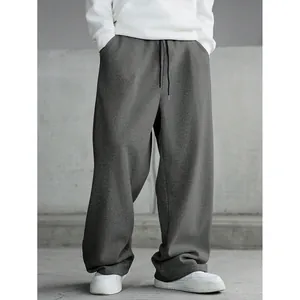 Vue détaillée d'un pantalon de jogging gris ample pour homme avec taille à cordon de serrage