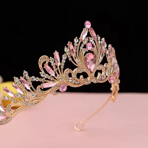 Gros plan détaillé d'un diadème de mariée en or avec des cristaux roses étincelants