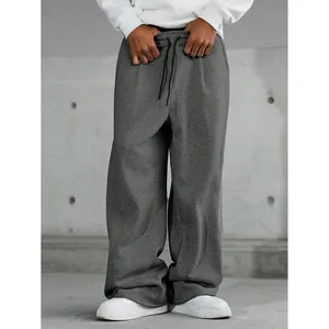 Détail rapproché du pantalon de jogging gris oversize pour homme au style industriel