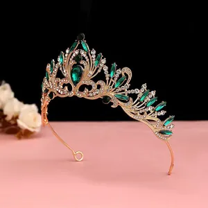 Vue détaillée d'une élégante couronne de mariée vintage dorée aux cristaux vert émeraude