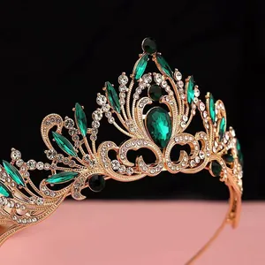 Détail macro d'un élégant diadème de mariée doré orné de cristaux verts brillants