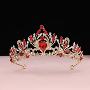 Vue détaillée d'un diadème de mariée doré avec d'élégants ornements en cristal rouge