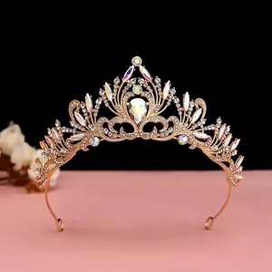 Couronne de mariée élégante avec strass irisés et motifs en spirale dorés complexes