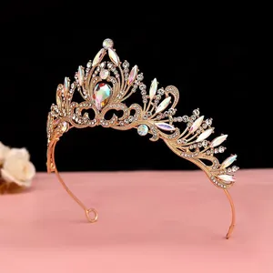 Gros plan détaillé d'une élégante couronne de mariée avec cristaux irisés et métal rose.