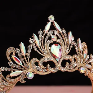 Gros plan d'une couronne de mariée dorée élégante avec des strass et cristaux étincelants.