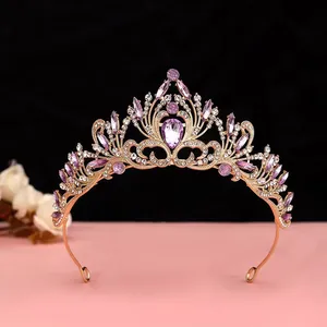 Vue détaillée d'un diadème de mariée vintage avec strass violets et métal doré