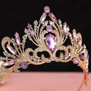 Gros plan d'une couronne de mariée vintage avec cristaux violets et finition dorée